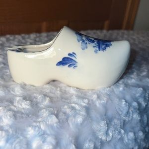 Dutch shoe wall pocket